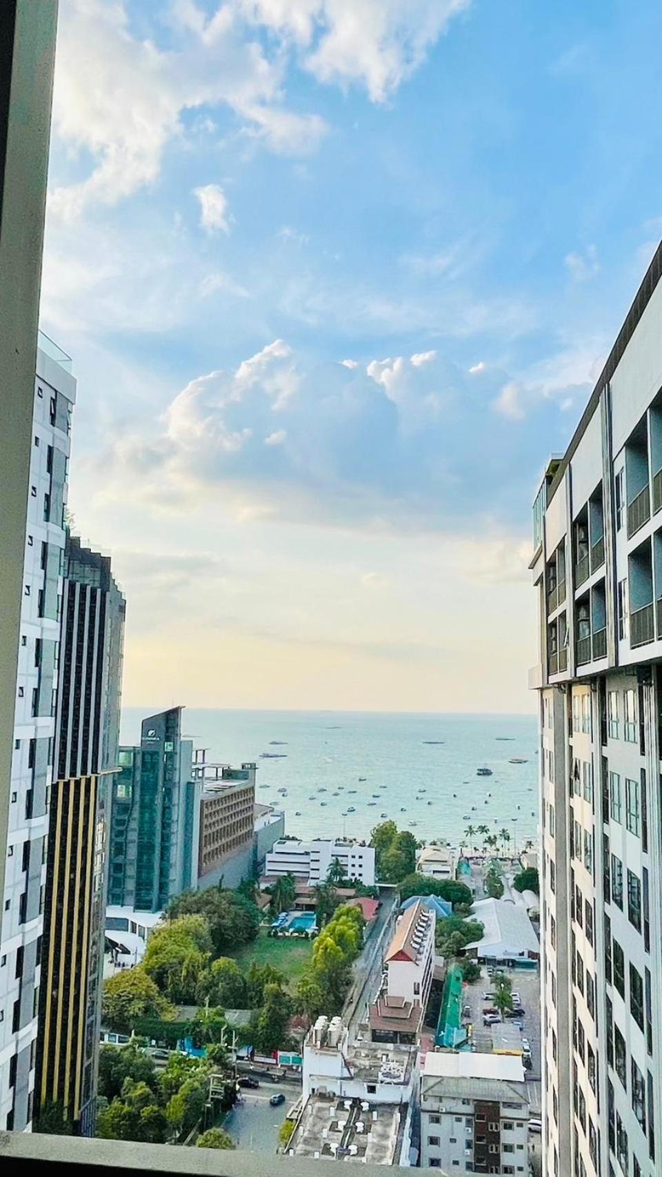 The Base Central Pattaya 2 Bed 2 Bath By Numam Exteriör bild