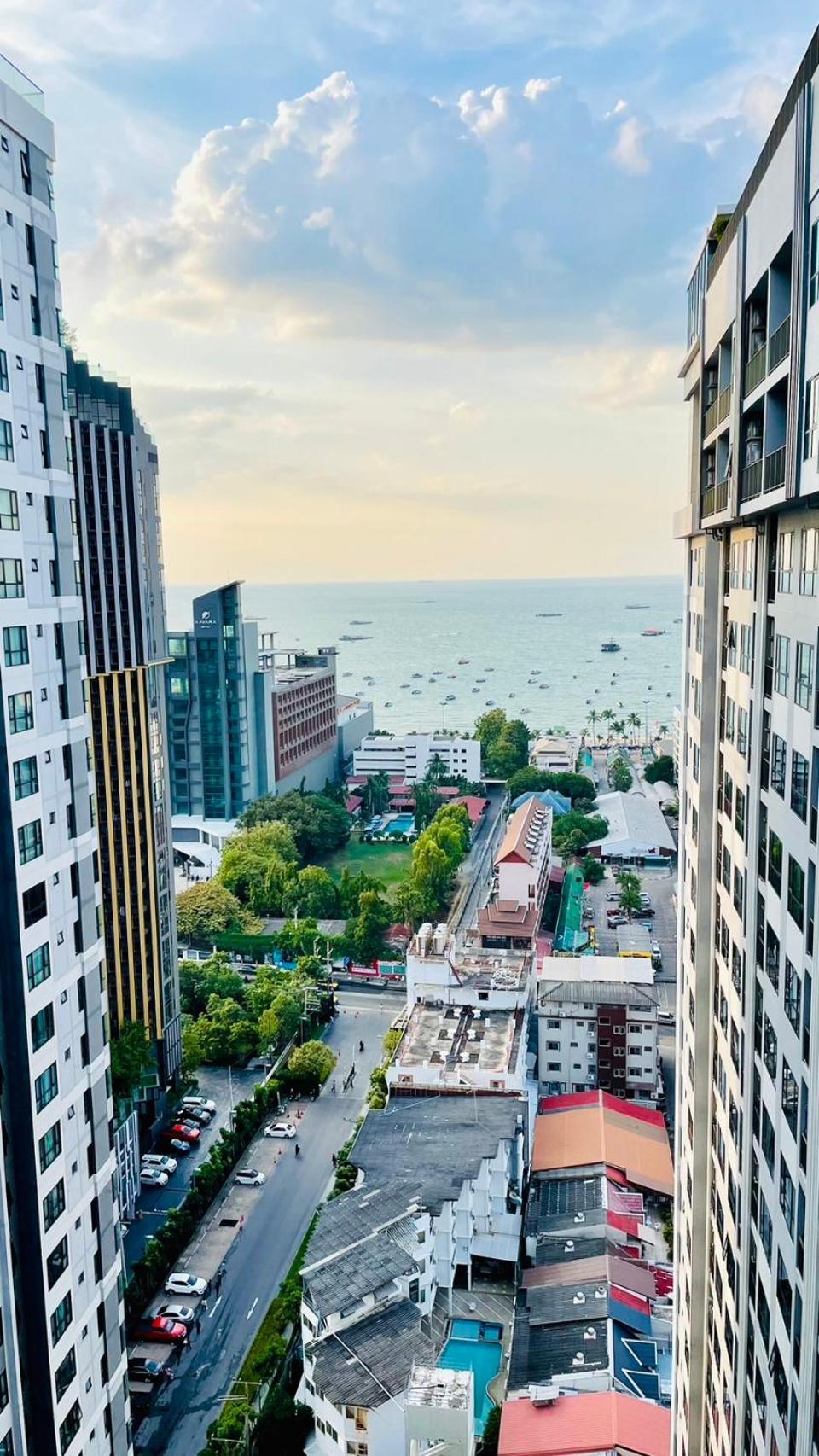 The Base Central Pattaya 2 Bed 2 Bath By Numam Exteriör bild